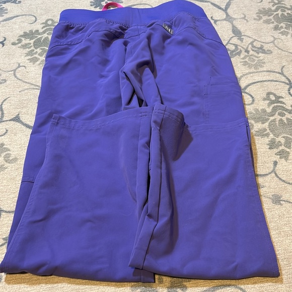 Figs scrubs in amethyst - Picture 3 of 6